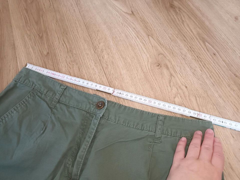 Gr. 42 Atmosphere Damen kurze Hose Khaki/ Olivgrün in Büchen