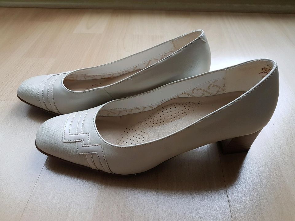 Damen Schuhe beige in Größe 4,5 Weite G der Marke Bonne Forme in Metzingen