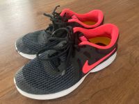 NIKE Sportschuhe Turnschuhe Hallenschuhe Gr. 37,5 Baden-Württemberg - Freiburg im Breisgau Vorschau