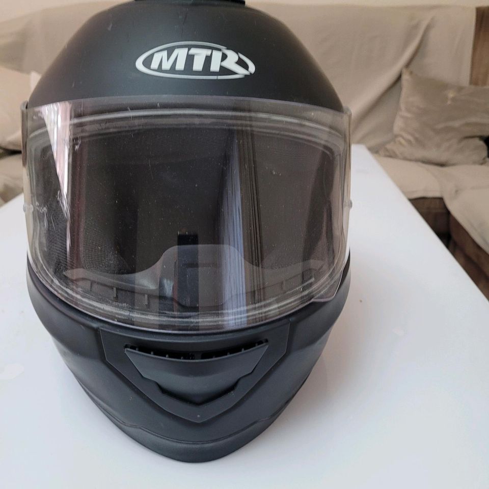 Ich biete hier eine gebrauchte Motorrad Helm zum Verkaufen VB.. in Frankfurt am Main
