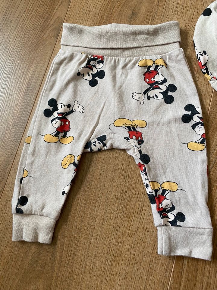 H&M Micky Maus Set / Langarmbody / Umschlag Hose / Mütze beige in Bad Camberg