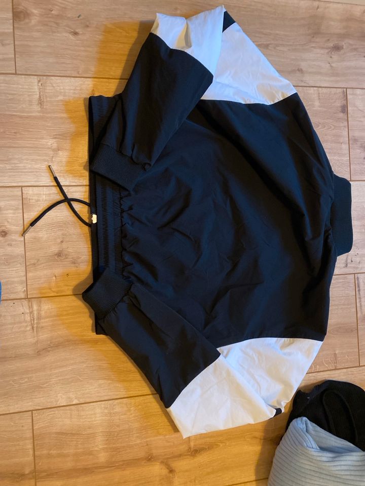 Ungetragene ellesse cropped jacke in Leipzig