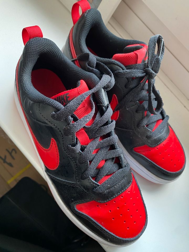 Rot schwarze Nike Sneakers in Düsseldorf