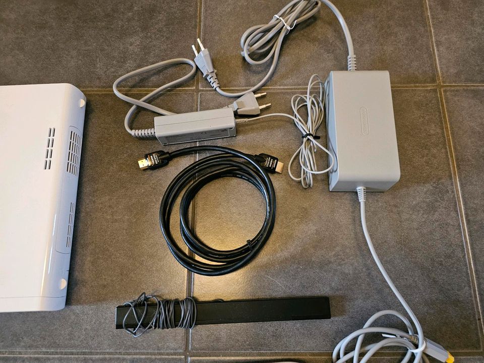 Nintendo Wii U Konsole 8GB Basic weiss inkl. Zubehör 8 GB in Aachen