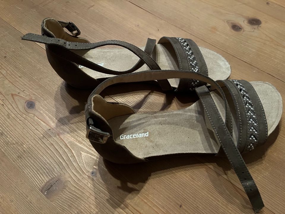 Neu! Sommersandalen, grau mit Perlenbesatz, Gr. 38 in Winnigstedt