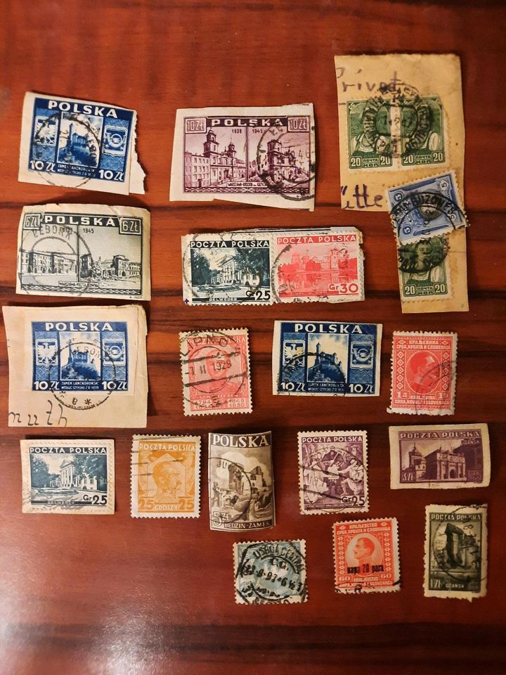 Viele alte Briefmarken aus der ganzen Welt in Ahrensburg