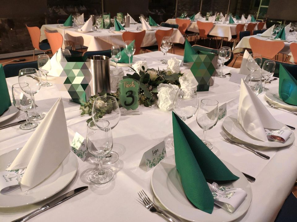 Hochzeitsdeko Tischnummern grün schwarz Plexiglas in Schwerte