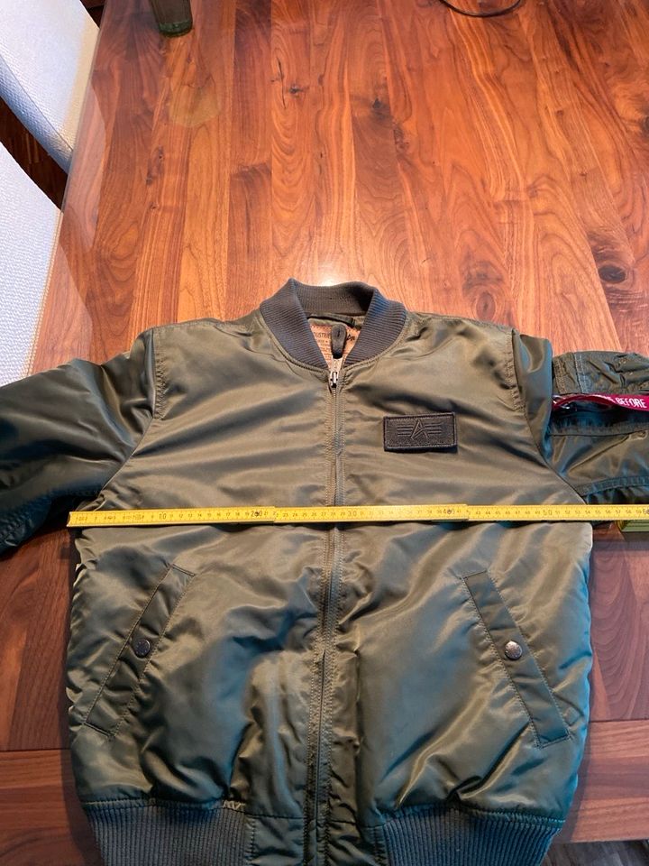 Alpha Industries Bomberjacke Größe S grün in Reutlingen