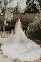 Brautkleid mit langer Schleppe Nordrhein-Westfalen - Weilerswist Vorschau