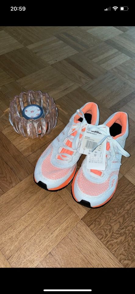 Damen Sport Schuhe Turnschuhe NEU Adidas Gr 38 2/3 apricot Weiß in München-Flughafen