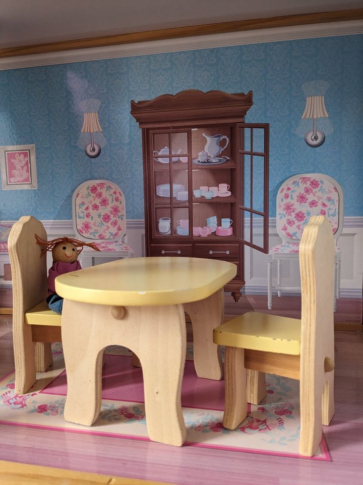 Puppenhaus / Barbie- Haus aus Holz mit Möbeln Marke KidKraft in Sinsheim