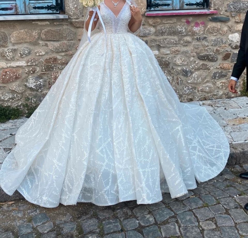 Prinzessin Brautkleid mit Strasssteinen/Perlen inkl.Schleier in Berlin