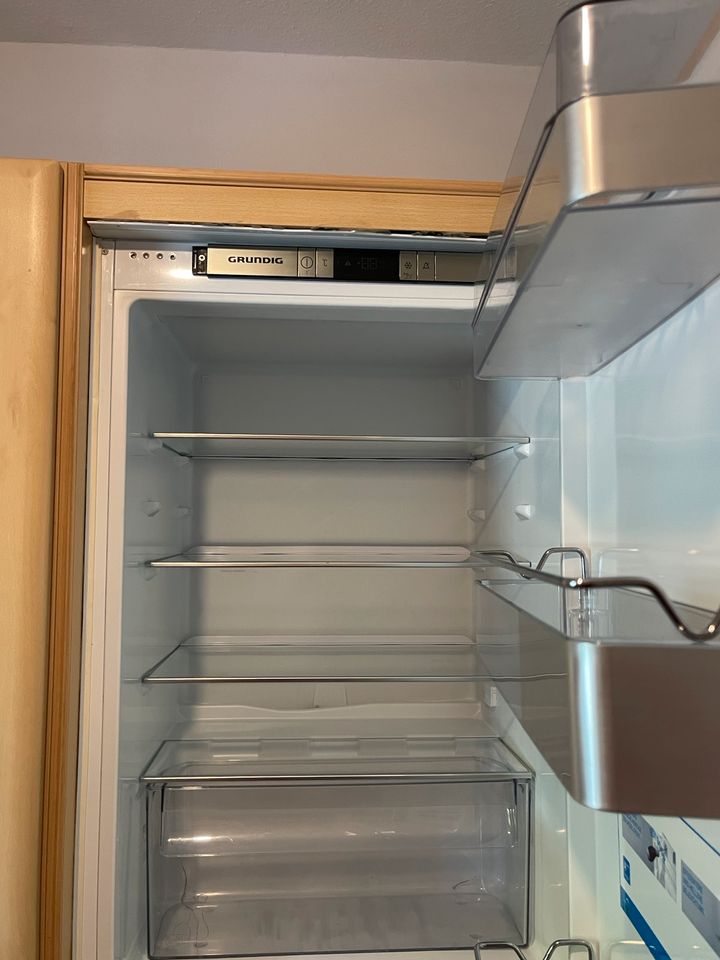 Einbauküche mit Siemens Elektrogeräte und Grundig Kühlschrank in Köln