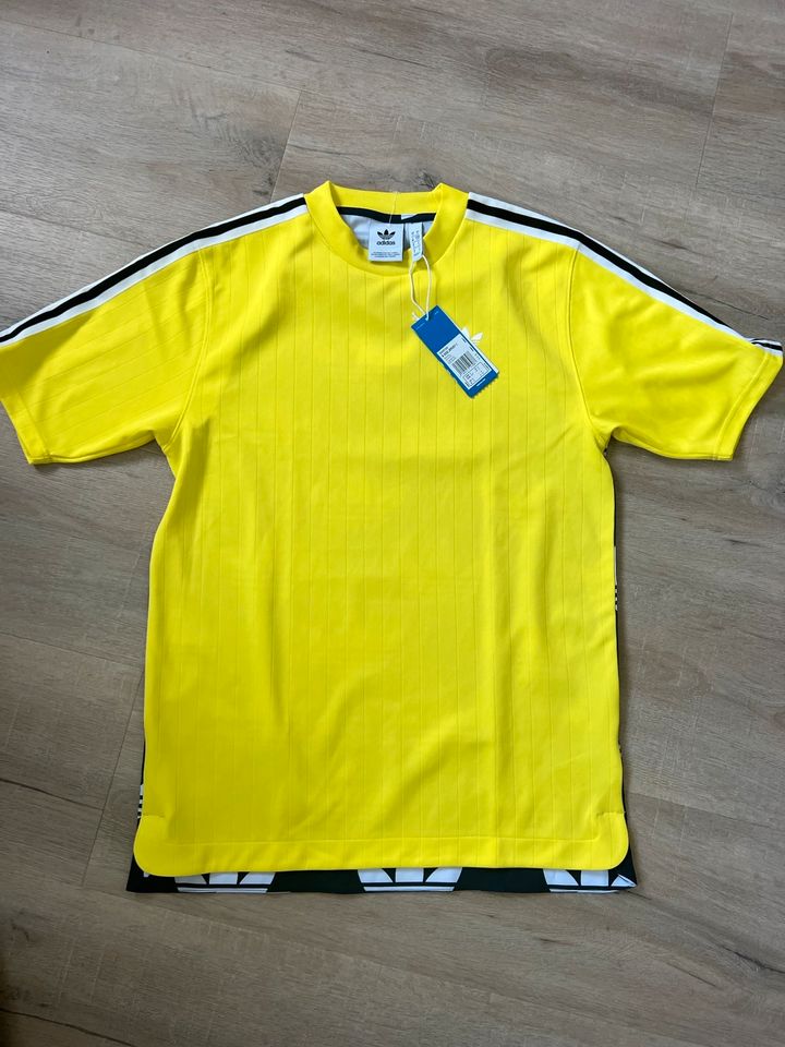 Adidas Tshirt Neu Gr.S oversize gelb schwarz unisex in Bramsche