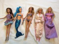 5 Barbies mit Zubehör und Barbiekleider, Barbienixe Brandenburg - Gorden-Staupitz Vorschau