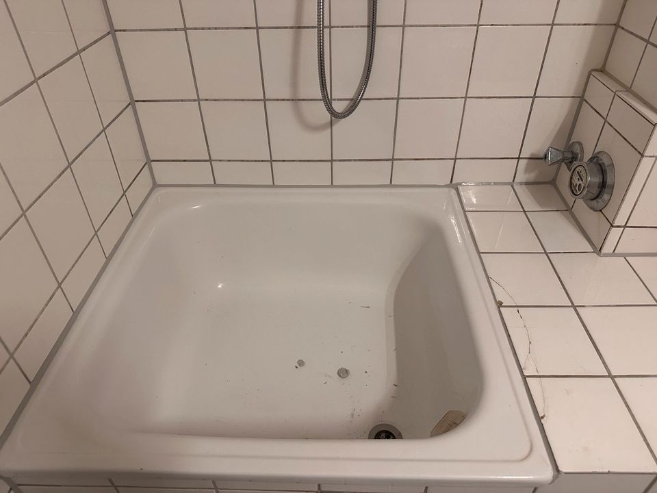 Silikonfugen erneuern im Badezimmer in Kiel