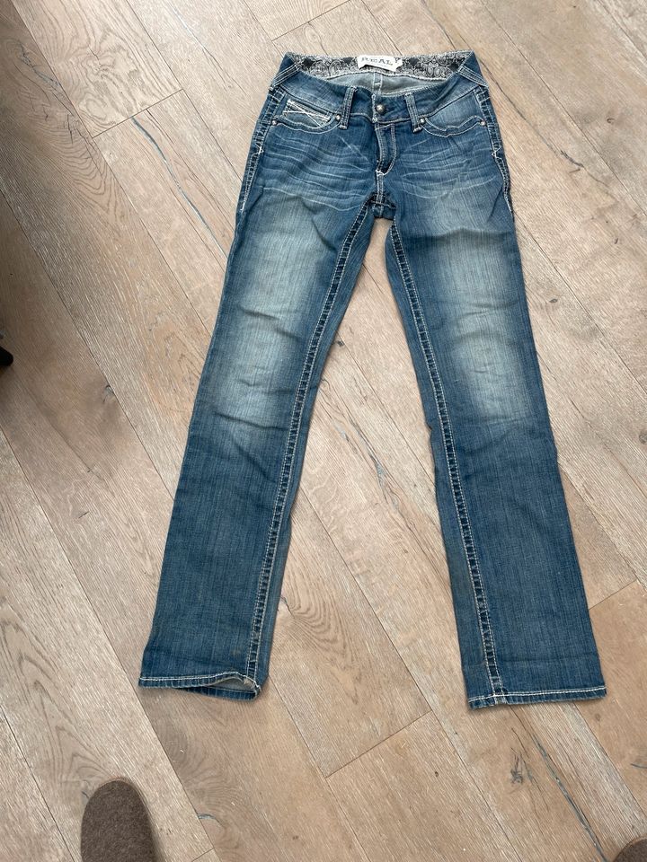 Ariat Western Jeans 28L neuwertig in Königswinter
