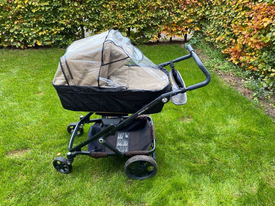 Kinderwagen Britax Go / Britax Go Big mit Babywanne und Zubehör in Hamburg