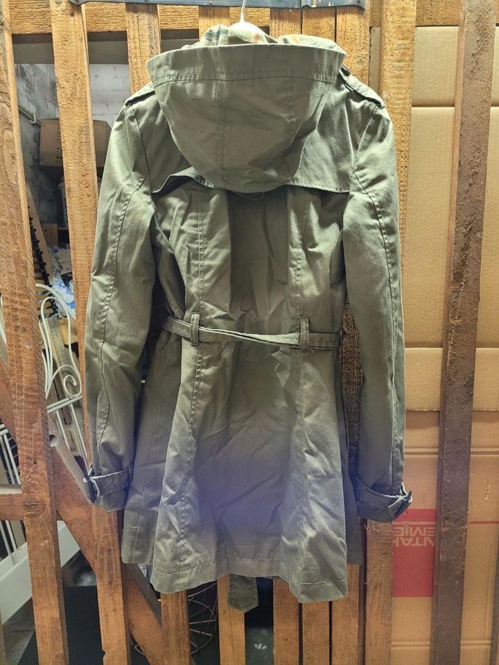 Kurzmantel Trenchcoat grün Kapuze H&M 36 in Düsseldorf