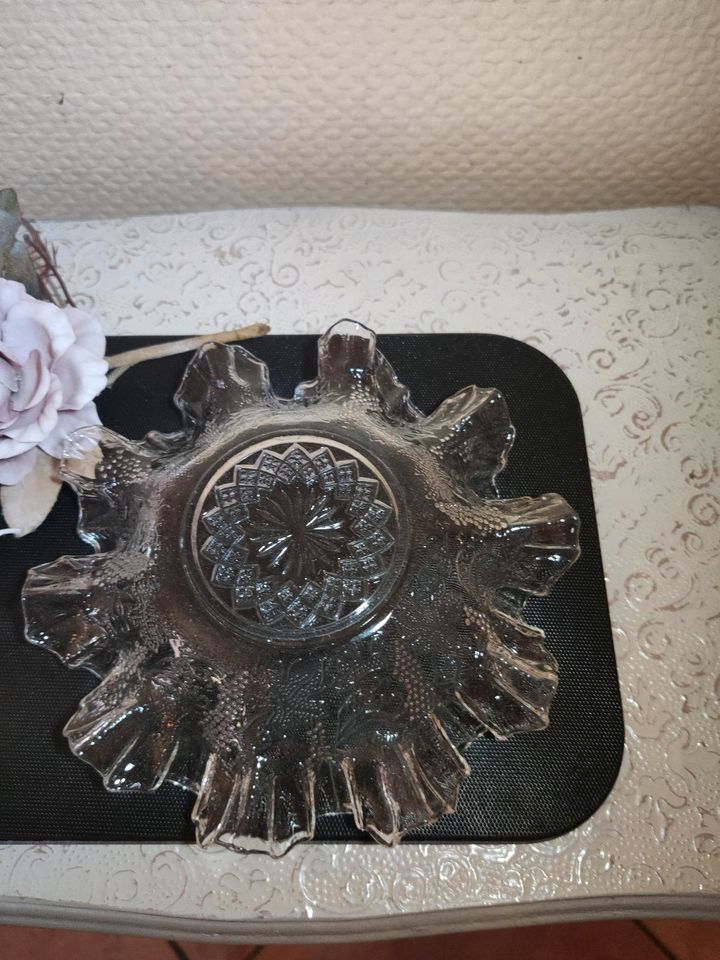 Antike Glasschale  gewellt, Pressglas, florales Dekor, R in Kupferzell