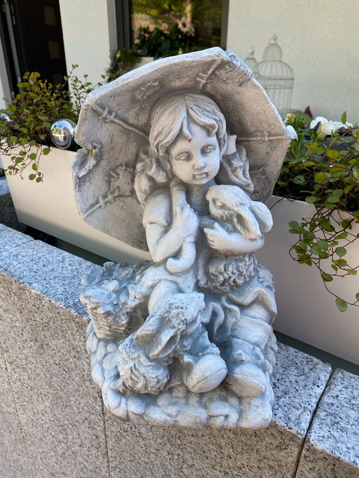 Steinfigur Mädchen/ Junge mit Schirm in Speyer