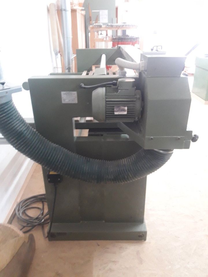 Bandschleifmaschine mit elektrischer Tischhöhenverstellung in Egling