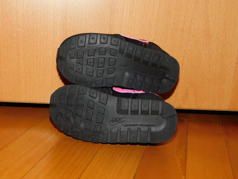 Halbschuhe Sneaker Nike schwarz rosa grau Klettverschluß Gr. 23,5 in Haan