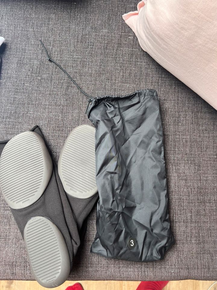 TAUSCHE Yeezy Pods gr. 3 gegen 2 in Düsseldorf