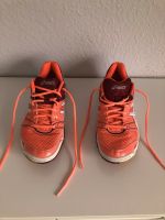 Turnschuhe Hallen Schuhe von ASICS Gr 40 Top Zustand Nordrhein-Westfalen - Oer-Erkenschwick Vorschau