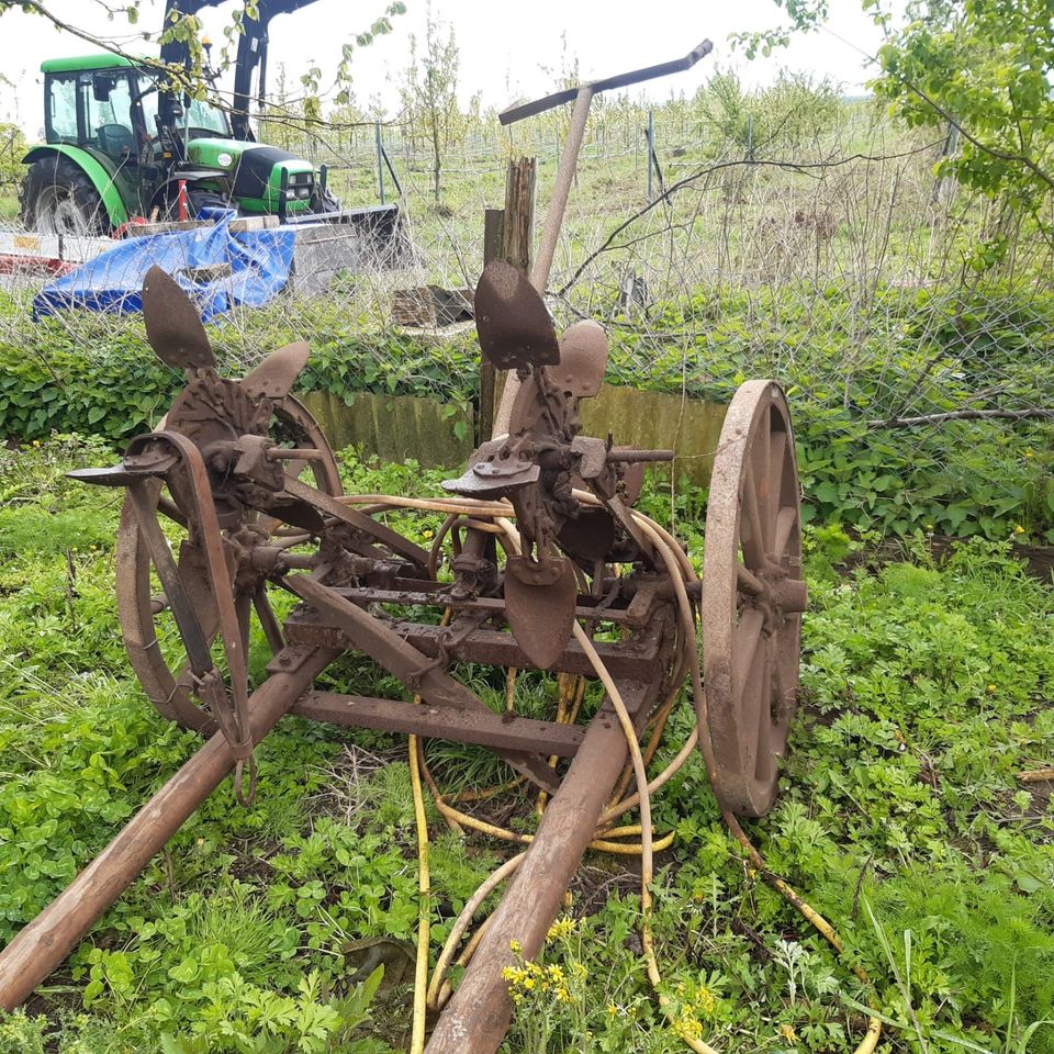 historische Kartoffellochmaschine Eisenräder Gartendeko in Fünfseen