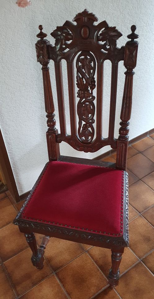 4 antike Stühle - Jagd ? - rot bezogen in Aurich