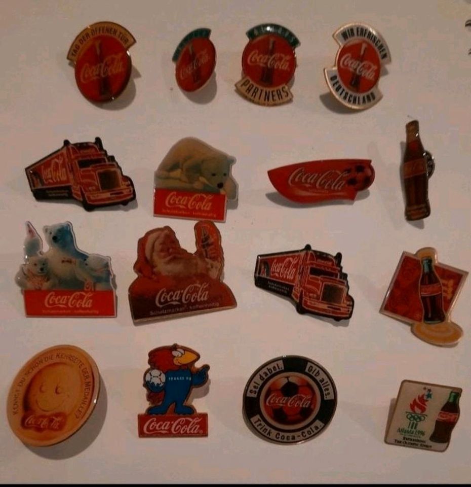 Verschiedene Coca Cola Pins in Frankfurt am Main