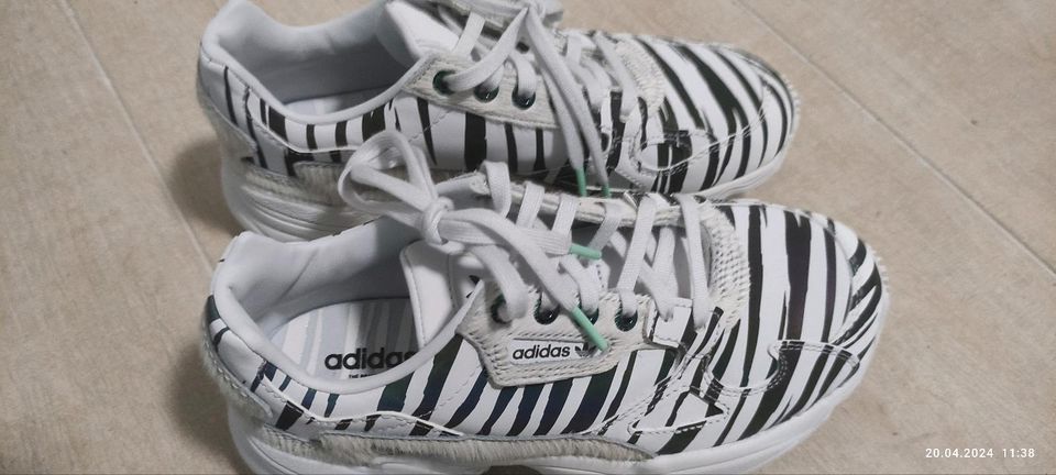 Adidas Damen Sneaker Turnschuhe Zebra neu in Rosbach (v d Höhe)