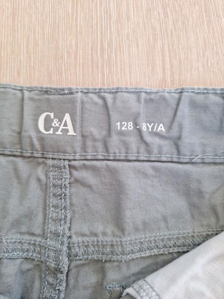 Leichte Shorts, C&A, Größe 128, grau in Achim