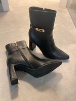 Marco Tozzi Stiefelette elegant schwarz 40 ungetragen inkl Karton Hessen - Kassel Vorschau