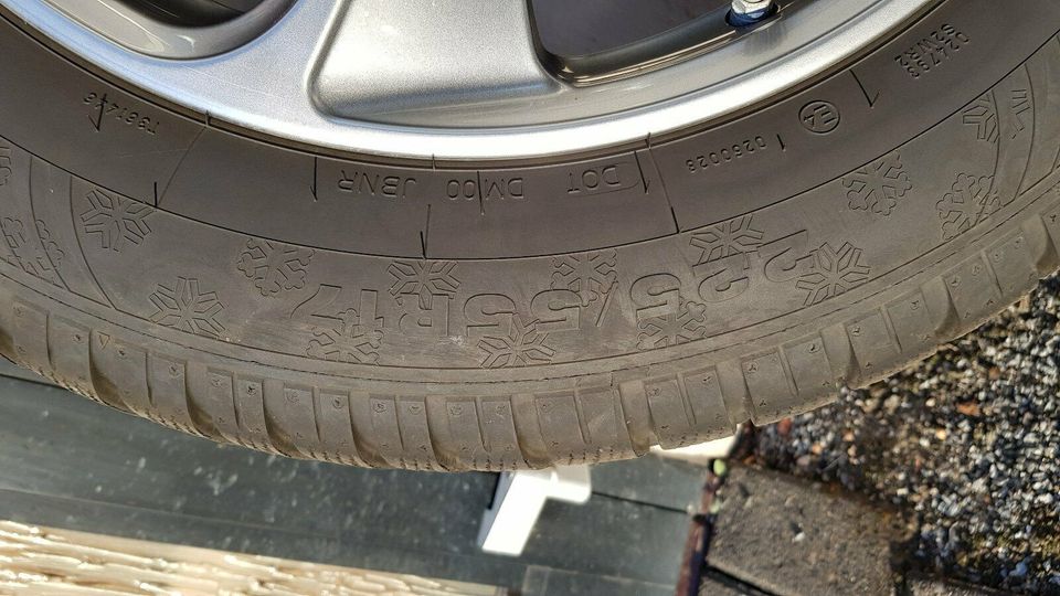 Winterreifen Dunlop 225/55 R17 auf Alufelge mit RDKS-Ventil in Möhnesee