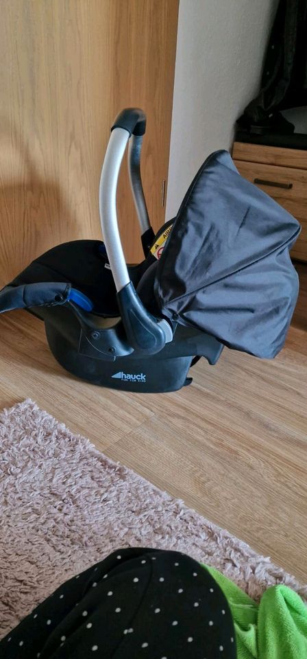 Babyschale mit isofix in Milzau