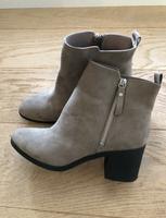 Neu Stiefeletten Gr. 41 H&M taupe Grau Schuhe Stiefel Niedersachsen - Hemmingen Vorschau