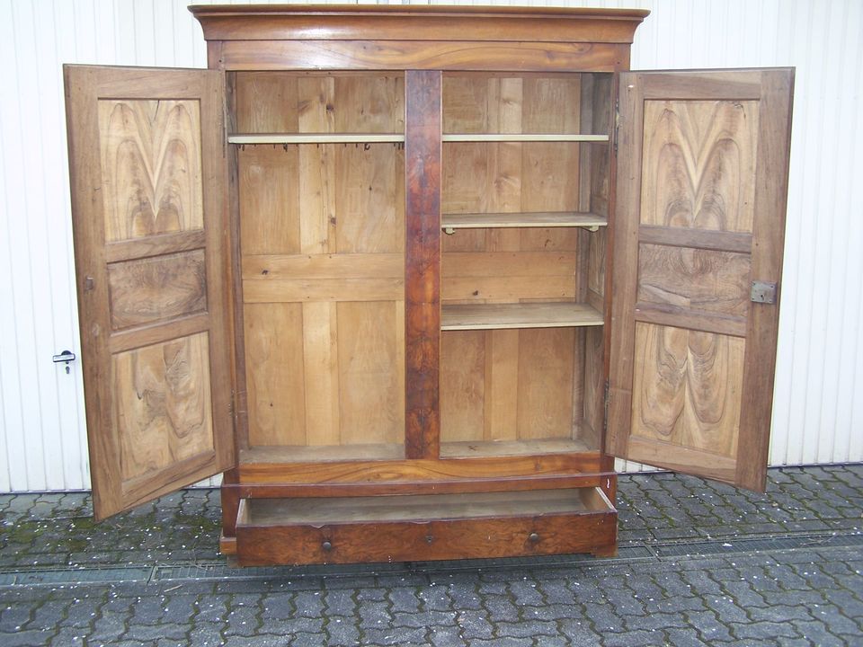 Biedermeier Schrank 12 Kassetten mit Schublade in Nussbaum massiv in Busenberg