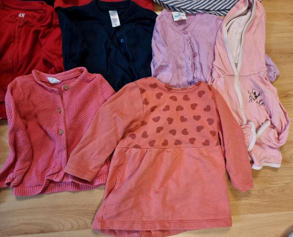 Oberteile Mädchen 17 Stück Größe 74 / 80 Shirts Latzhose Pullover in Dortmund