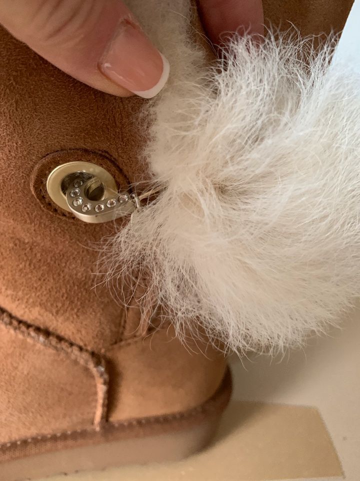 UGG Irina Boots 39 Chestnut mit Swarovski Nadel neu und OVP in Hümmerich