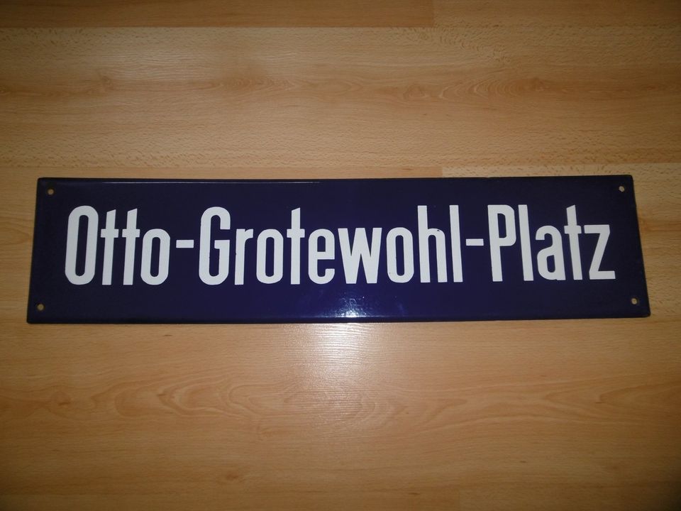 altes Emailschild Strassenschild Schild Otto-Grotewohl-Platz in Roßwein