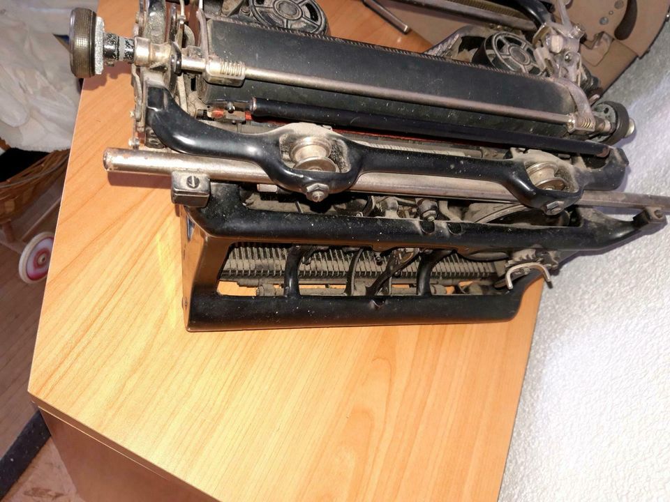 Alte Schreibmaschine Ideal in Hohnstein