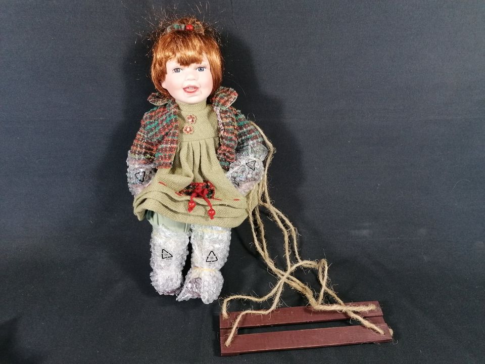 Alte Puppe mit Spieluhr (Sammlerstück) in Neuötting