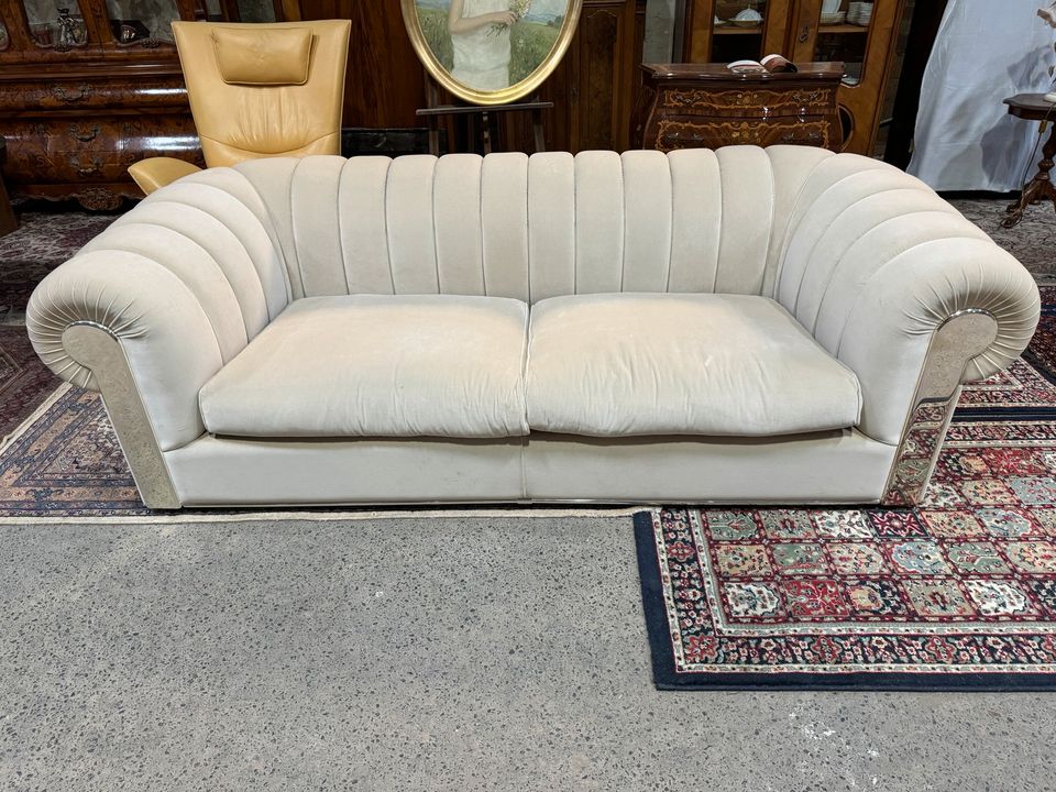 Luxuriöses FENDI Designer Sofa aus Samt / Beige in Taunusstein