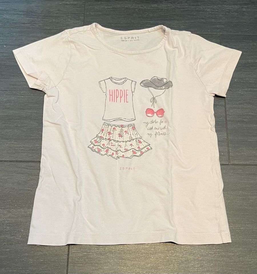 Süßes T-shirt von Esprit in Größe 128/134 mit coolem Print in Oberasbach