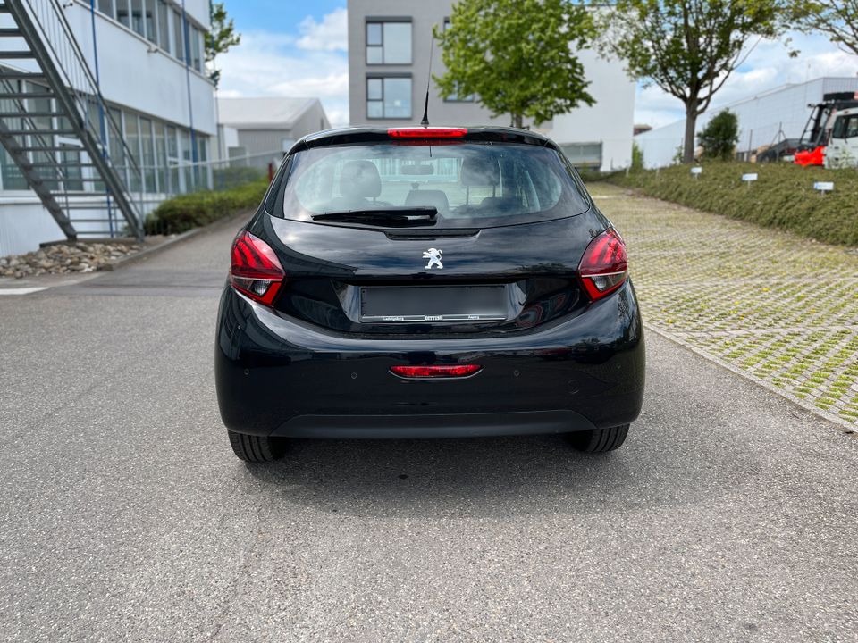 Peugeot 208, Scheckheft gepflegt nur 60.000km in Stuttgart