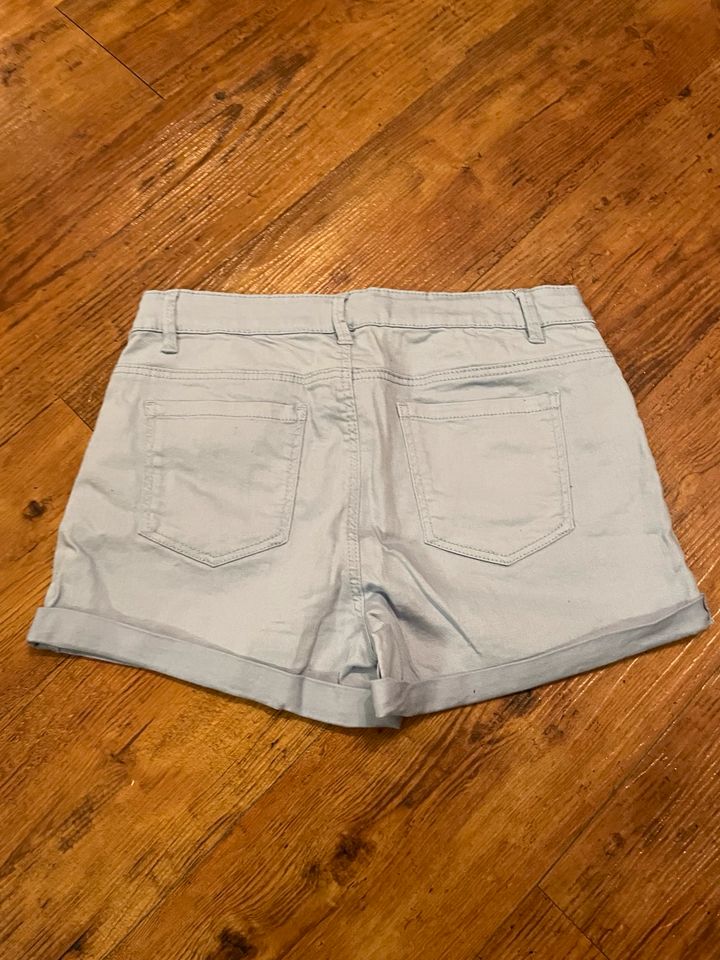 NEUWERTIG Hose Shorts Hotpants gr.170 in Geseke