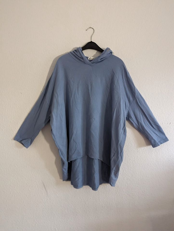 Neuer langer grau-blauer Pullover mit Kapuze von New Collection G in Hamburg