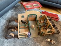 SCHLEICH Pferdestall mit 7 Pferden, Reiterin, Hund und Zubehör Bayern - Heroldsberg Vorschau